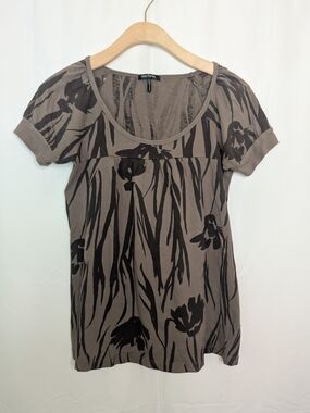 🔴5/$25 Daisy Fuentes Taupe and Black Floral Scoop Tee
